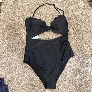 Cupshe Swimsuit scallop top one piece
